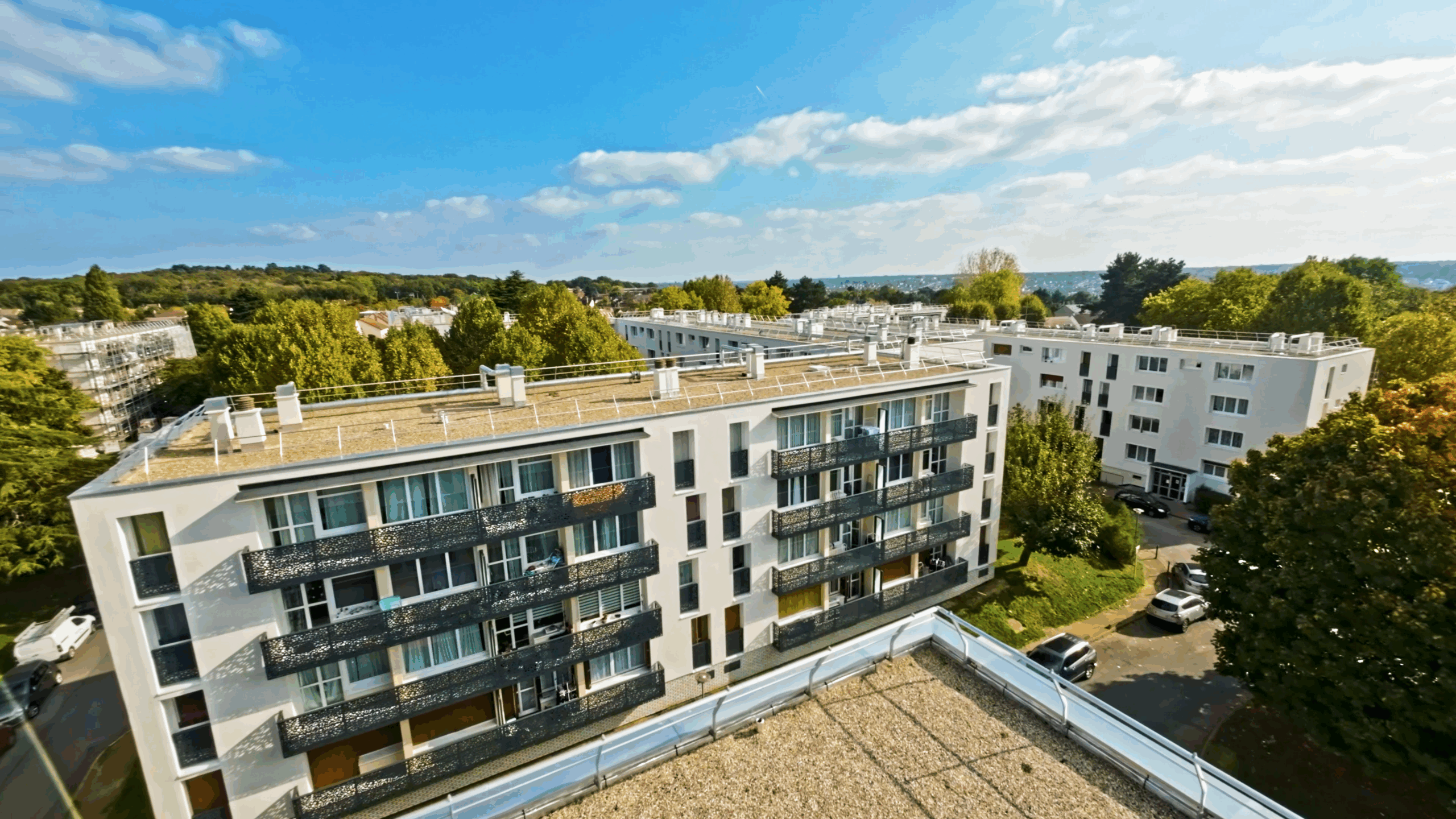 1-LES VINGTS ARPENTS VDEF 2.00_07_30_17.Still078 Façades rénovées de la copropriété Les Vingt Arpents à Crosne, entourée d'espaces verts