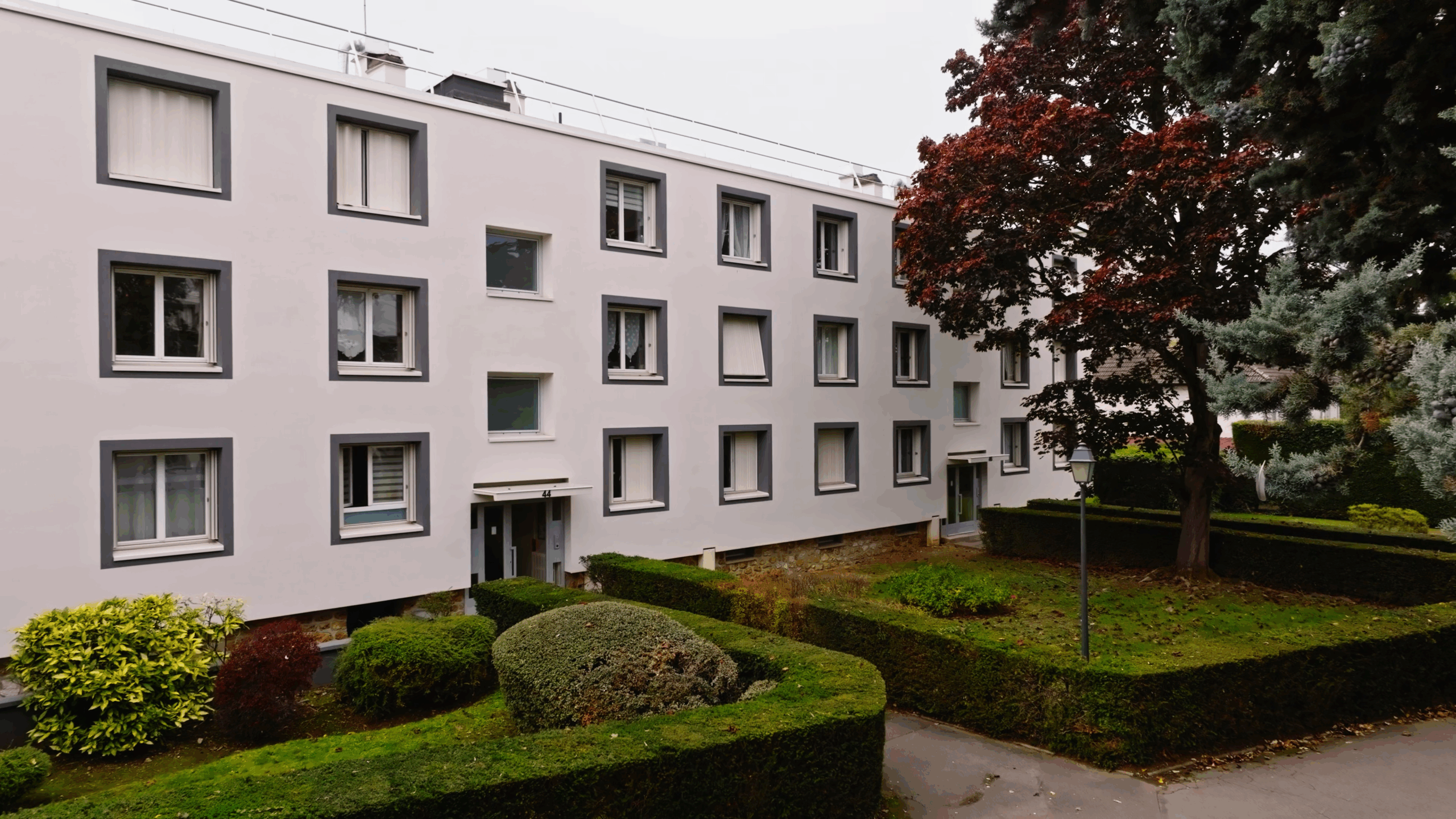 Après 3 Façades rénovées de la copropriété Les Vingt Arpents à Crosne, entourée d'espaces verts
