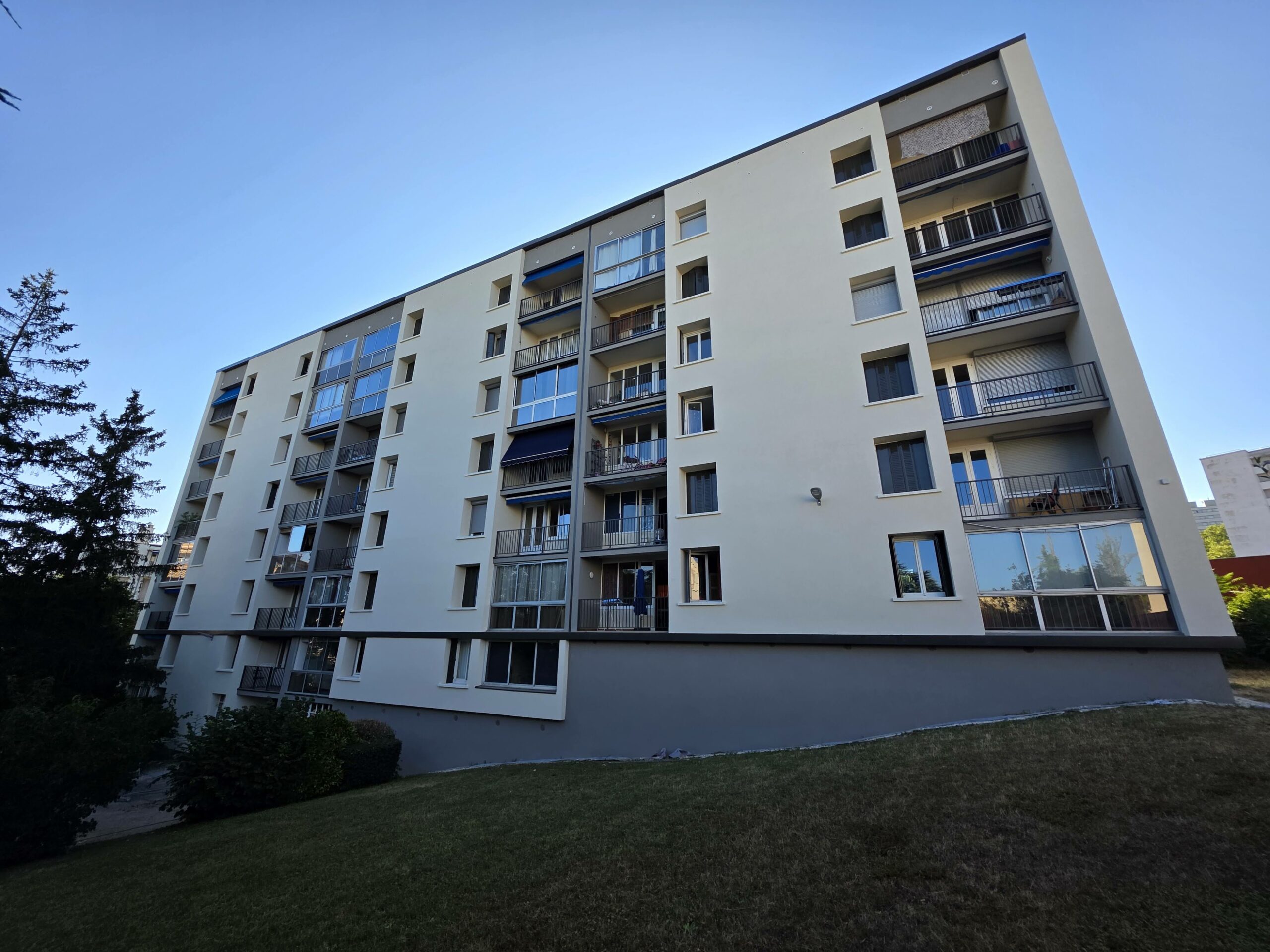Le Plein Ciel Façades rénovées de la copropriété Les Vingt Arpents à Crosne, entourée d'espaces verts