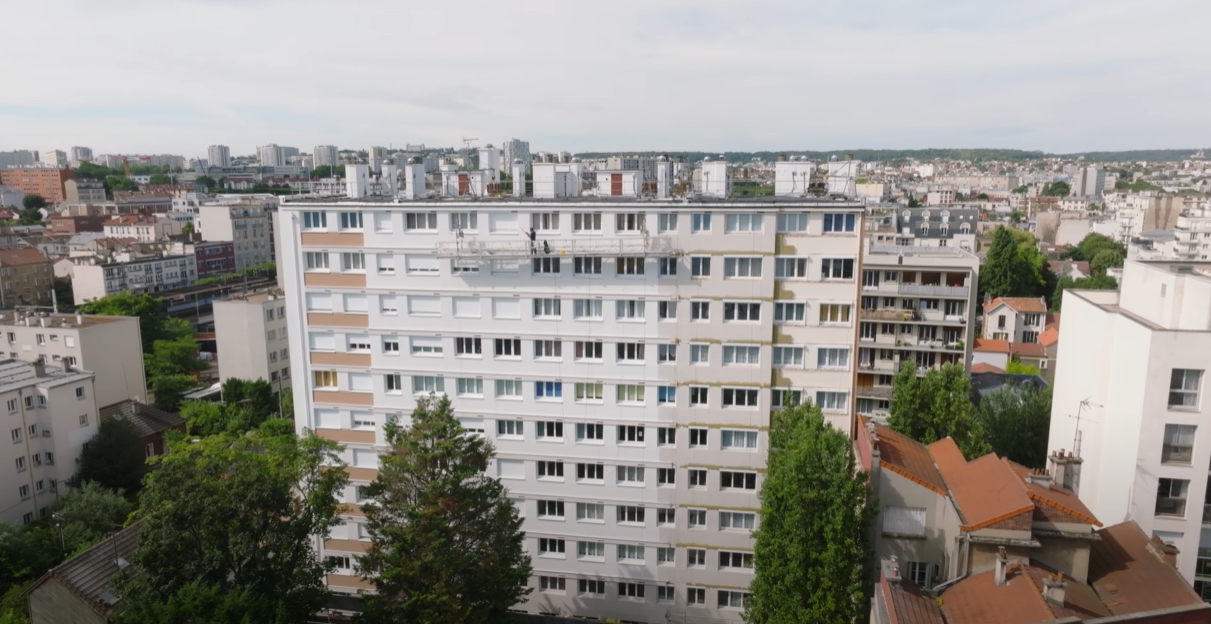 Ernest Laval Façades rénovées de la copropriété Les Vingt Arpents à Crosne, entourée d'espaces verts