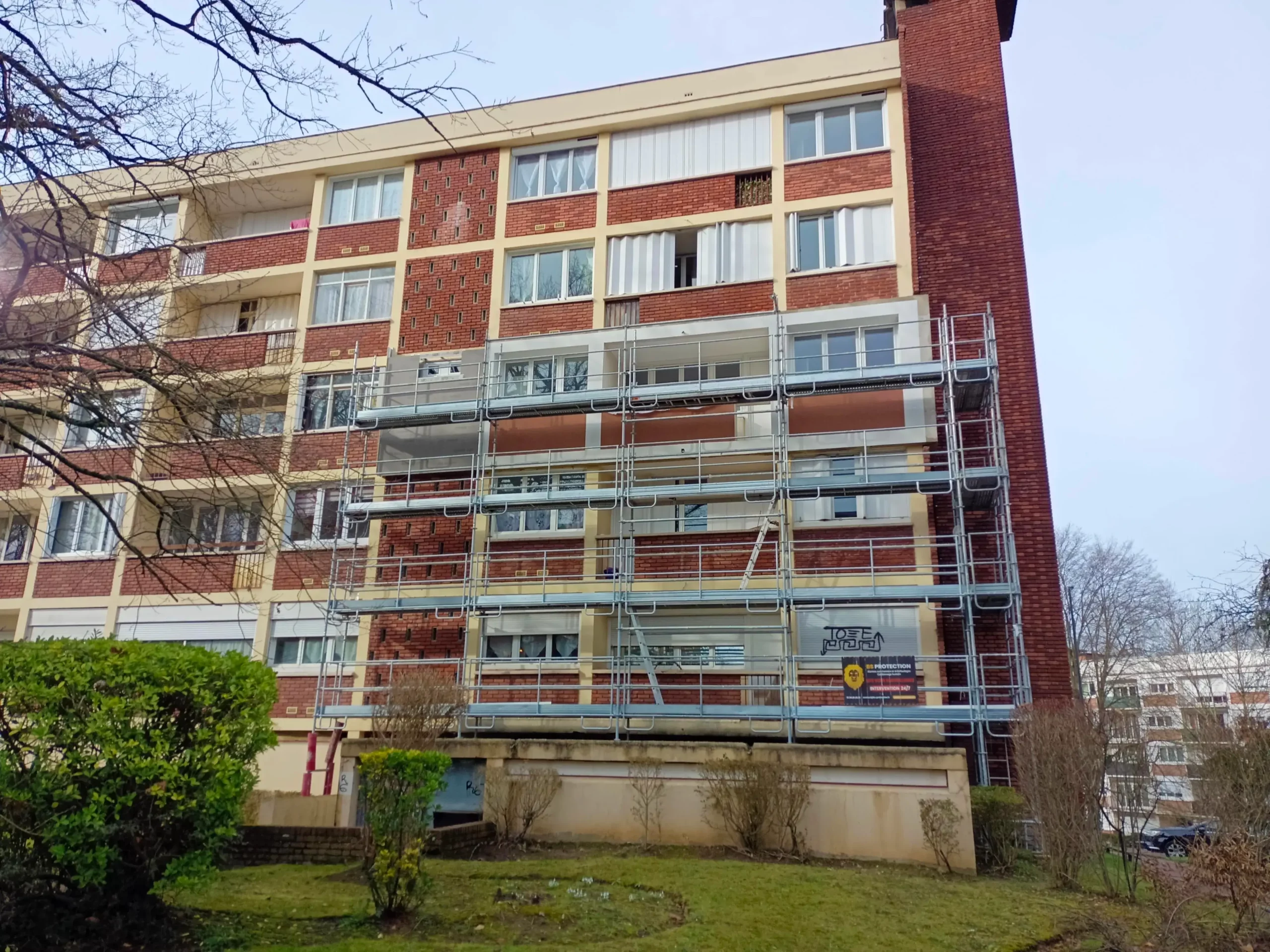 Copropriété Garenne l’Etang à Verneuil-sur-Seine Façades rénovées de la copropriété Les Vingt Arpents à Crosne, entourée d'espaces verts