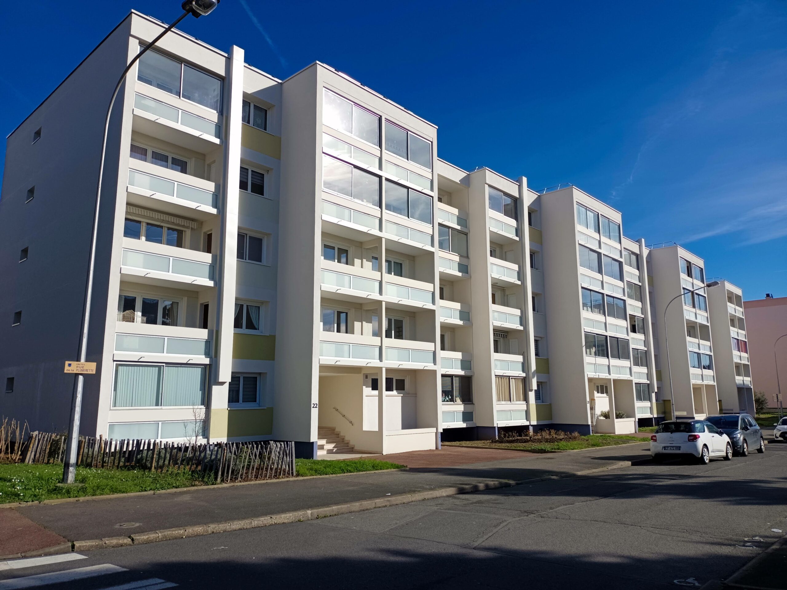 La Butte Blanche Façades rénovées de la copropriété Les Vingt Arpents à Crosne, entourée d'espaces verts