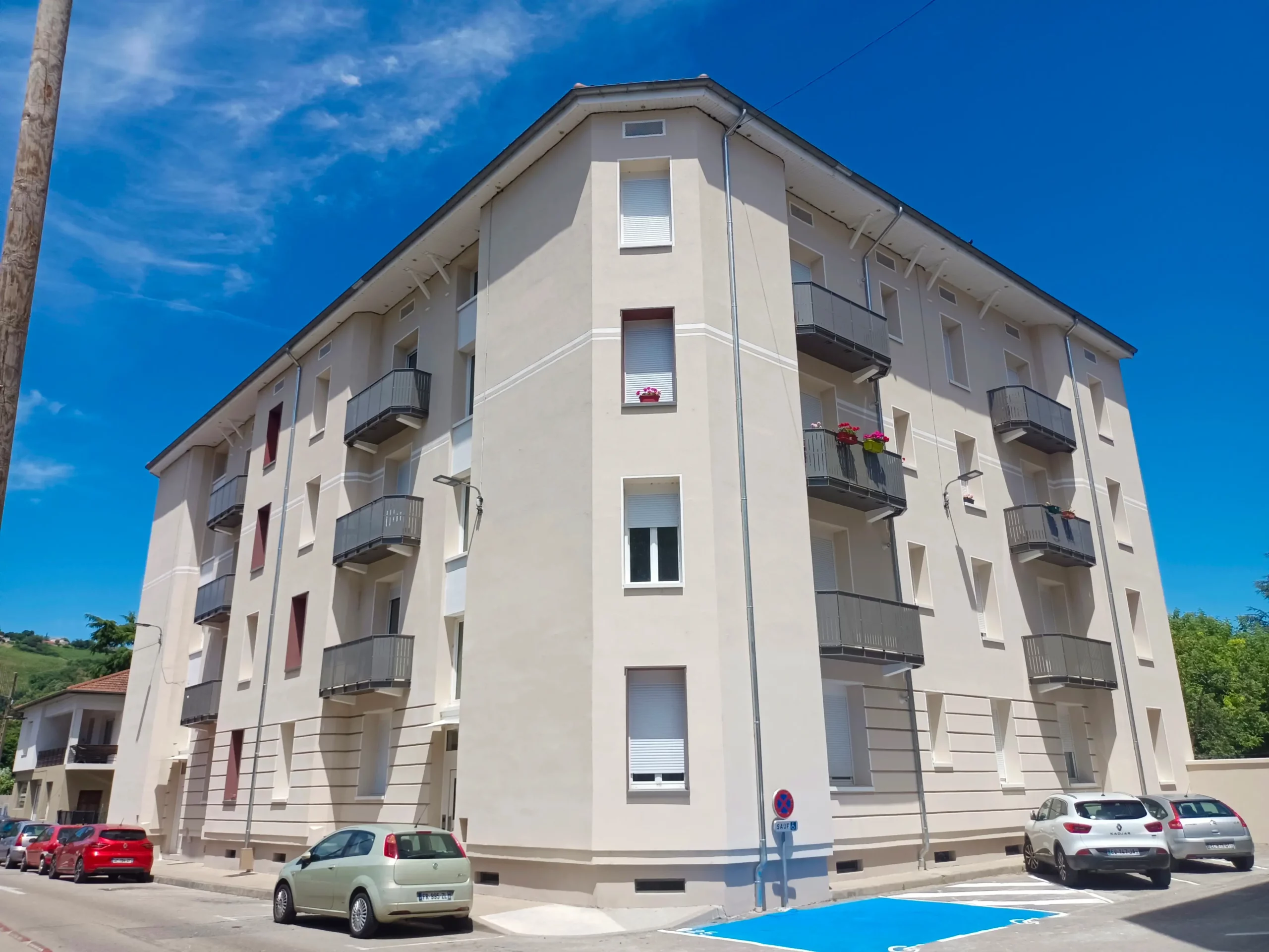 Résidence Robespierre à Vienne Façades rénovées de la copropriété Les Vingt Arpents à Crosne, entourée d'espaces verts