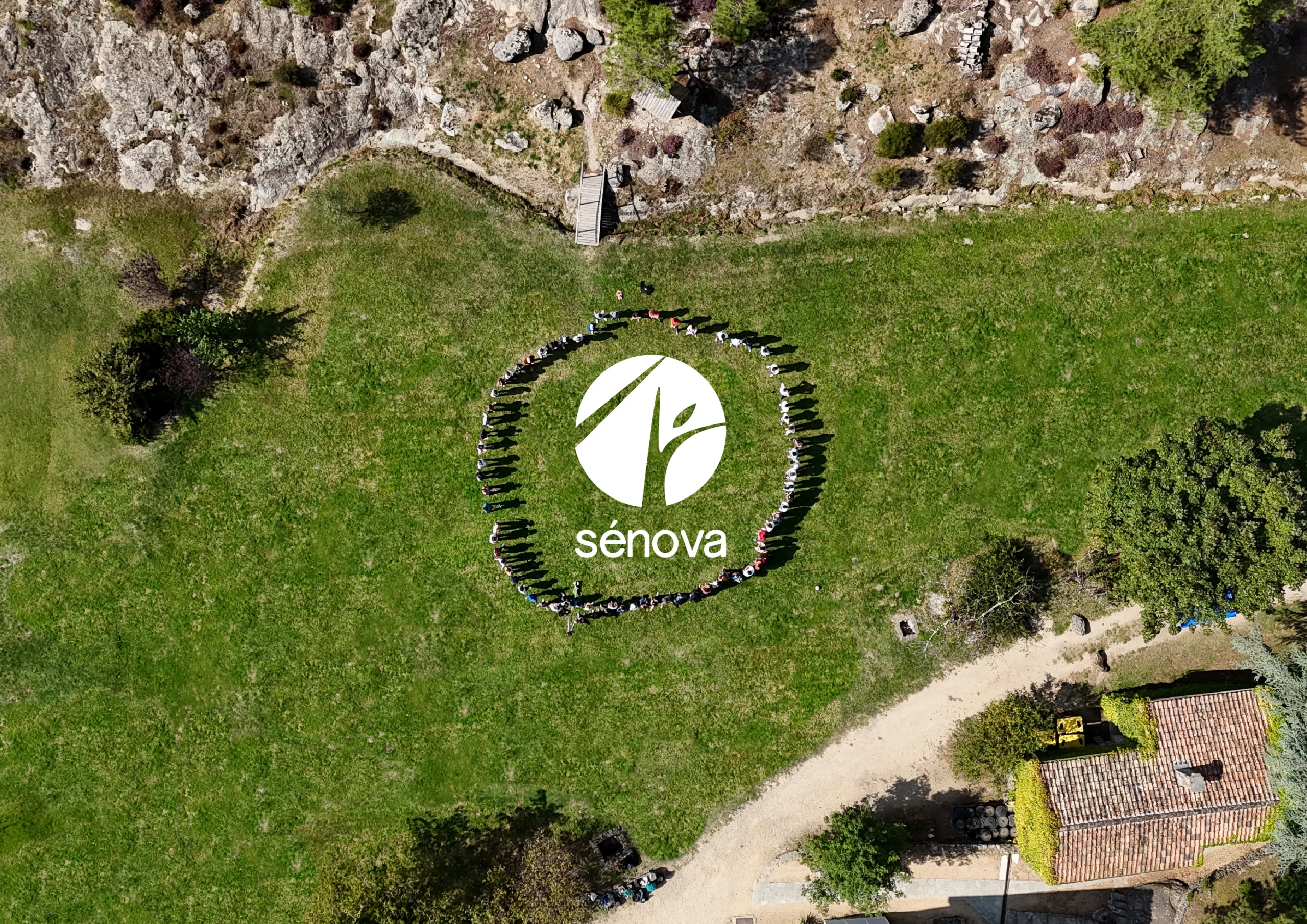 Séminaire 2024 Vue Drone Façades rénovées de la copropriété Les Vingt Arpents à Crosne, entourée d'espaces verts