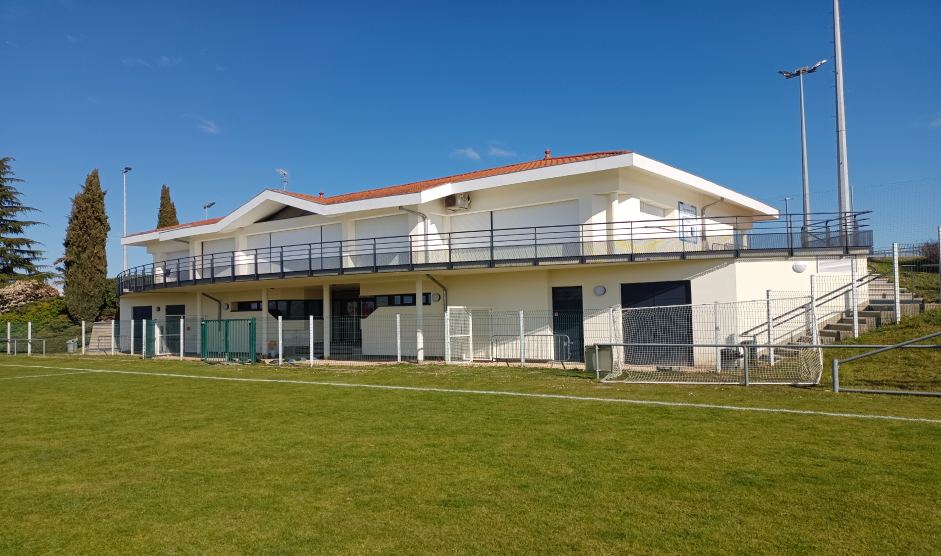 Club House Façades rénovées de la copropriété Les Vingt Arpents à Crosne, entourée d'espaces verts