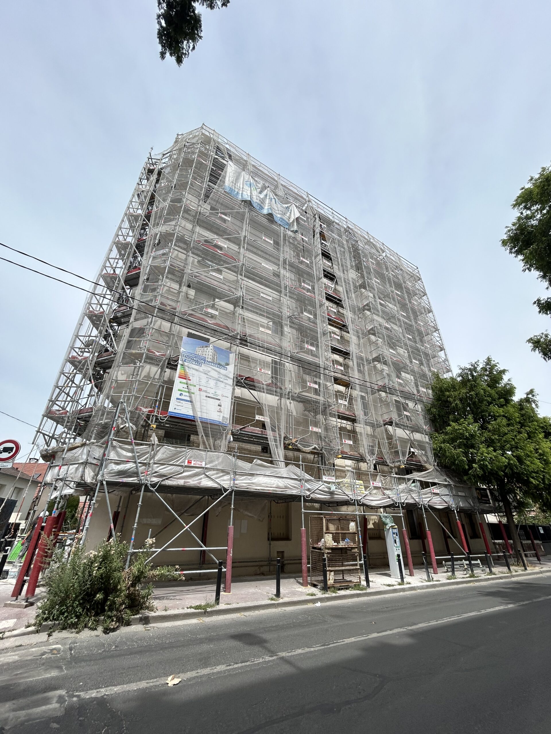 Façades rénovées de la copropriété Les Vingt Arpents à Crosne, entourée d'espaces verts
